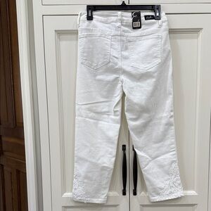 Earl Jeans White Cropped Jeans with Lace Embroidery. Womens size 6.